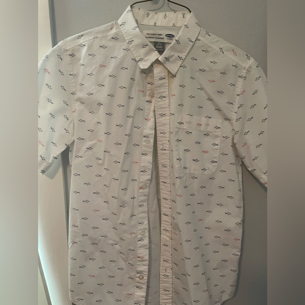 The classic shirt by old navy. Button down Sz 10-12 fish design